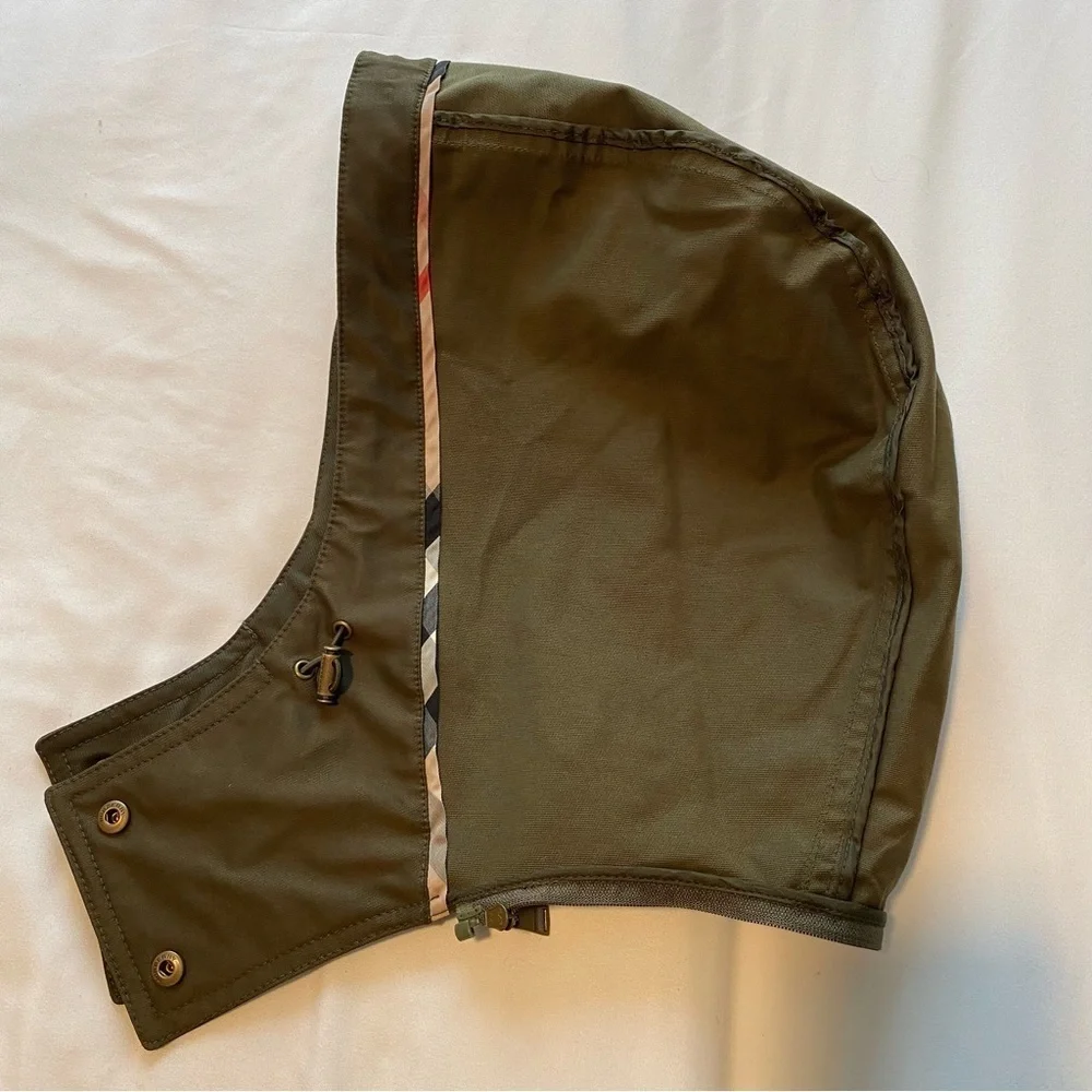 Burberry olive green jacket coat hood with 13 inch zipper